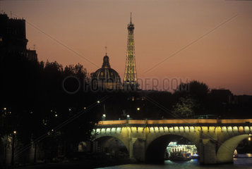 Eiffelturm mit Invalidendom bei Nacht
