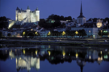 Schloss ueber der Loire bei Nacht