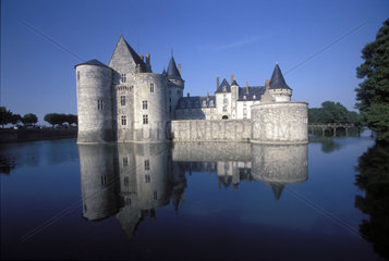 Schloss spiegelt sich in der Loire