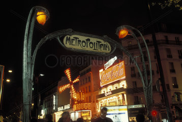 Metroeingang vor dem Moulin Rouge