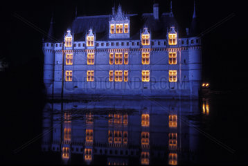 beleuchtetes Schloss spiegelt sich in der Loire