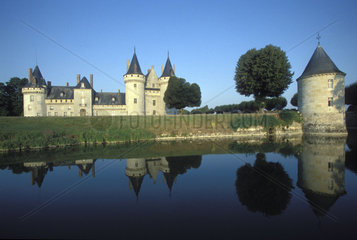 Schloss spiegelt sich in der Loire