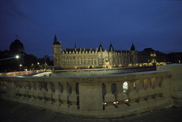 Pariser Justizpalast bei Nacht