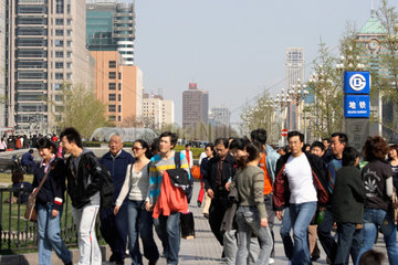 Peking  Passanten verlassen die U-Bahn