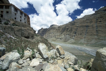 tibetisches Kloster ueber einem Tal
