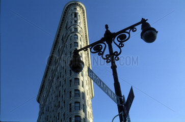 Flatiron Building in New York mit Broadway Strassenschild