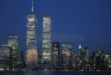 Financial District mit World Trade Center bei Nacht