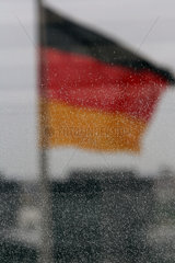 Berlin  Deutschland  truebe Aussichten  Deutschlandflagge bei Regenwetter