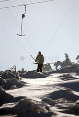 Szklarska Poreba  Polen  Tourist nutzt den Skilift