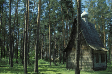 Holzkirche im Wald