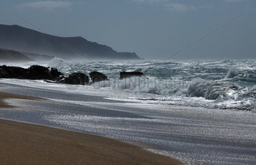 Sardinien  Italien  hoher Wellengang am Strand der Costa Verde