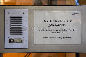 Schild am Buerohochhaus