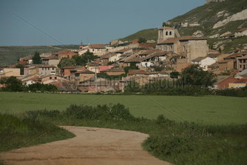 kleine Ortschaft mit Kirche auf dem Jakobsweg - Camino de Santiago