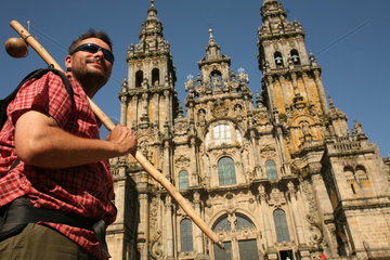 Pilger vor der Kathedrale von Santiago de Compostela - Camino de Santiago