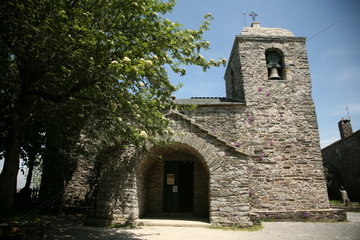 alte Kirche in Kleinstadt am Jakobsweg - Camino de Santiago