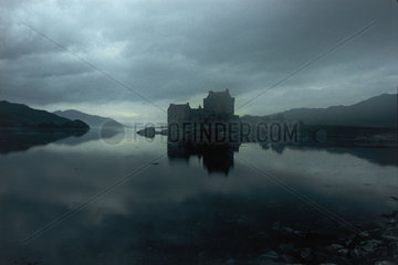 Schottland: Eilean Donan Castle im Nebel