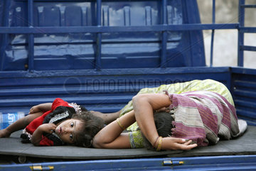 Vijayawada  Indien  eine Frau und ein Maedchen schlafen auf der Transportablage eines Autos