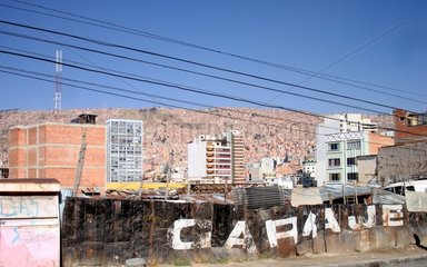 Stromleitung in Boliviens Hauptstadt La Paz