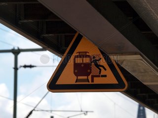 Warnschild am Bahnhof