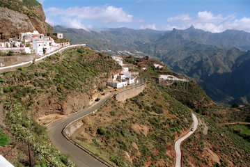 Artenara  Gran Canaria  Spanien  Blick auf den Ort und das Gebirge