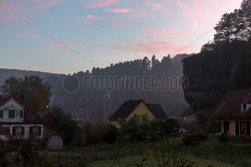 Frankreich  Das kleine Dorf Graufthal im Zinseltal in den Nordvogesen im Elsass