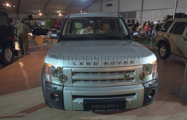 Silberner Land Rover Discovery 3 in einem Autosalon in Bukarest  Rumanien