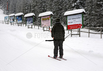 Saelen  Schweden  Mann faehrt mit einem Skilift