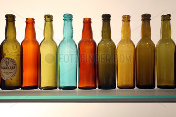 Symbolfoto  leere Bierflaschen der Marke Guinness