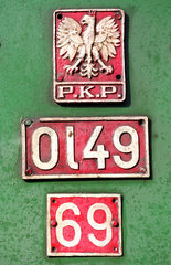 Polnisches Staatswappen und Nummernschilder an einer Dampflok  Poznan  Polen