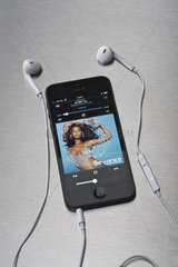 Hamburg  Deutschland  Musik hoeren mit den Apple EarPods fuer das iPhone 5 von Apple