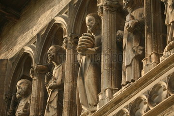 Skulpturen an der Fassade einer Kathedrale am Jakobsweg - Camino de Santiago