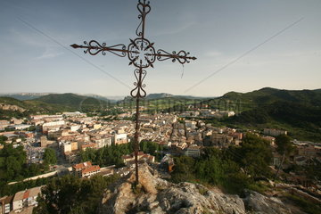Blick auf Kreuz und Stadt am Jakobsweg - Camino de Santiago