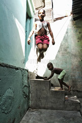 Santiago de Cuba  Kuba  Kinder spielen auf einem Hinterhof