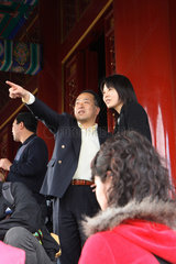 Peking  ein Mann zeigt einer Frau etwas in der Ferne