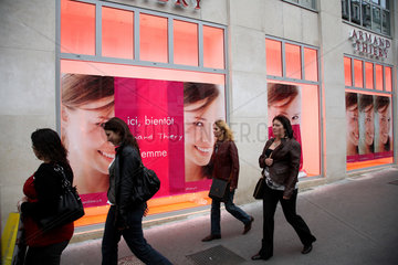 Nancy  Frankreich  Frauen laufen entlang am Schaufenster von Armand Thiery