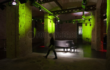 Barcelona  Spanien  Lichtinstallationen in den Ausstellungsraeumen der Moritz Bierbrauerei