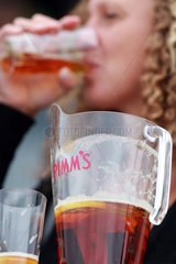 Epsom  Grossbritannien  eine Frau trinkt ein Glass Pimm's