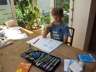 Berlin  Deutschland  Junge macht Hausaufgaben