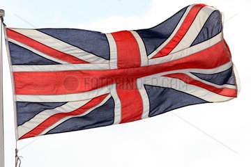 Epsom  Grossbritannien  Nationalflagge von Grossbritannien weht im Wind