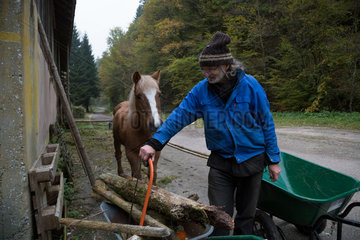 Frankreich  Einsiedler in den Nordvogesen  der ein Haus im Wald hat und hier mit seinen Tieren lebt