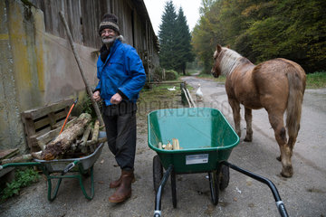 Frankreich  Einsiedler in den Nordvogesen  der ein Haus im Wald hat und hier mit seinen Tieren lebt