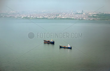Istanbul  Tuerkei  Frachter auf dem Marmarameer und der Stadtteil Bakirkoey