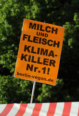 Berlin  Deutschland  Protestplakat von Veganern auf dem Berliner Umweltfestival