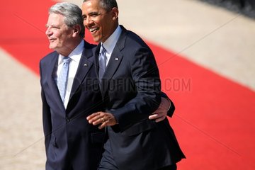 Barack Obama in fester Umklammerung von Bundespraesident Joachim Gauck
