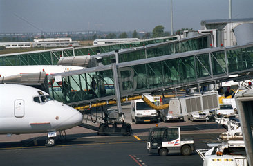 Fluggastbruecken auf dem Flughafen in Prag  Tschechien