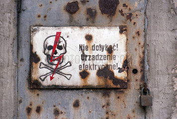 Schild: -Nicht anfassen! Hochspannungsanlage!-  Polen