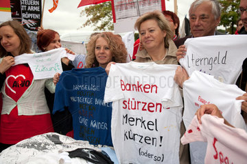 Berlin  Deutschland  Gesine Loetzsch  Die Linke  bei der Protestaktion: Das letzte Hemd