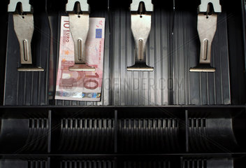 Berlin  Kasse mit einem 10-Euro-Schein