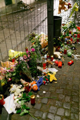 Sangerhausen  Deutschland  Blumen und Kerzen zum Gedenken an zwei verbrannte Kinder