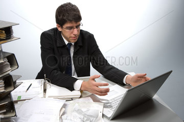 Riedlingen  Deutschland  ein Mann im Buero sitzt vor seinem Laptop